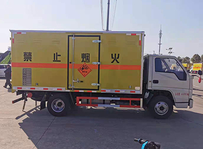 洛隆爆破器材运输车工人安全操作规范与智能技术保障